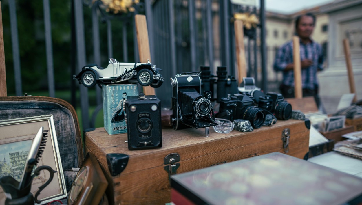 Biebricher Flohmarkt startet am Schloss: Termine, Preise und Regeln für Aussteller