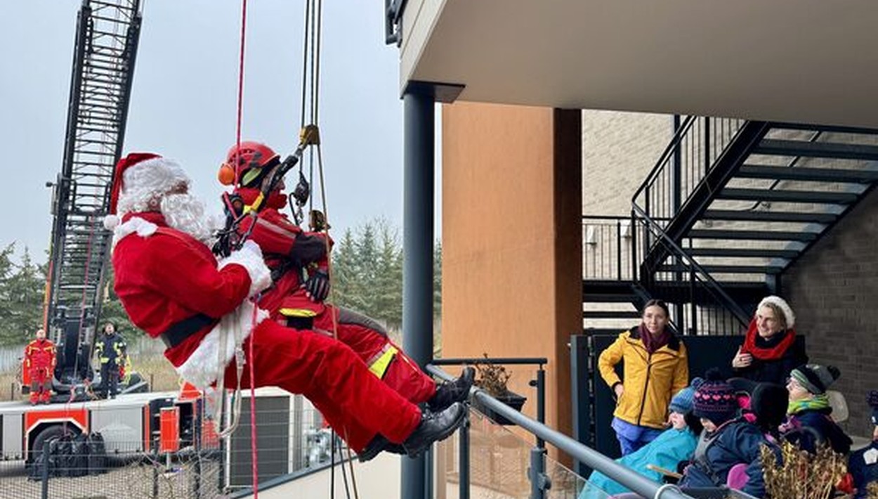 Höhenretter der Feuerwehr seilen sich am Zwerg-Nase-Zentrum als Nikolaus ab