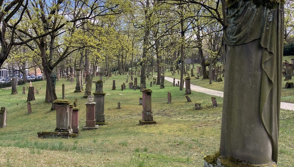 Mainz: Geführte Rundgänge auf dem Alten Jüdischen Friedhof zum UNESCO-Welterbetag Mainz: Geführte Rundgänge auf dem Alten Jüdischen Friedhof zum UNESCO-Welterbetag