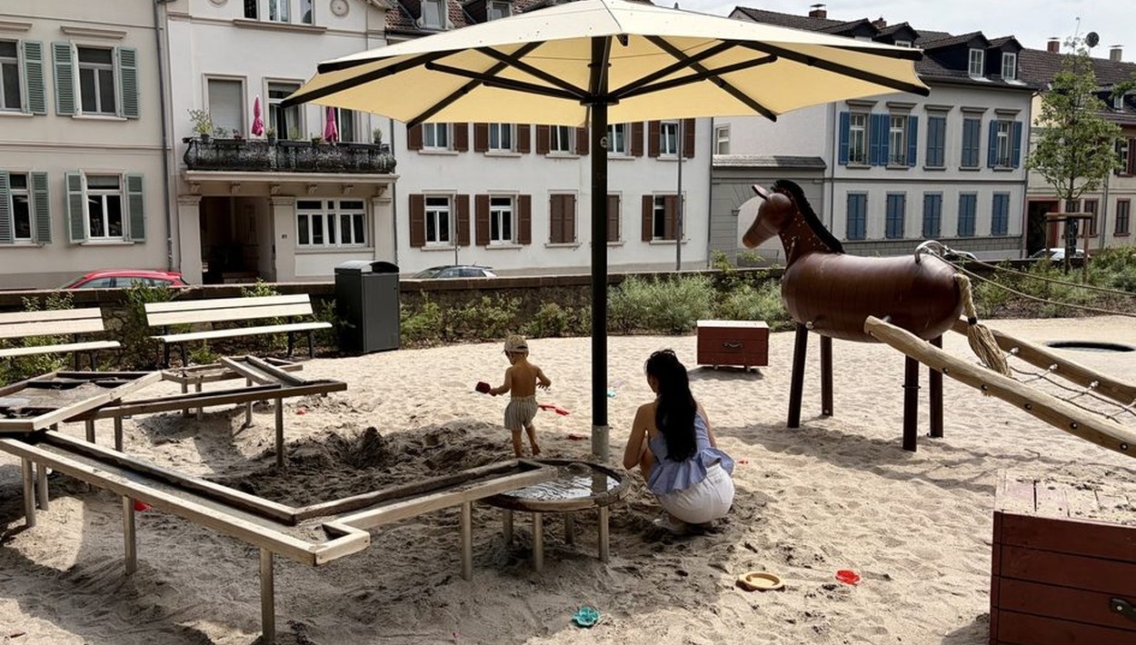 Neuer Spielplatz im Schlosspark Biebrich eröffnet: Klettern, Wasser und inklusive Angebote für Kinder Neuer Spielplatz im Schlosspark Biebrich eröffnet: Klettern, Wasser und inklusive Angebote für Kinder