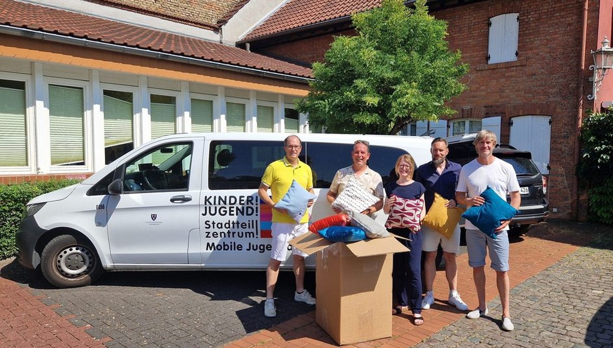 Rund 30 Kissen für Jugendtreffs in den östlichen Vororten Wiesbadens