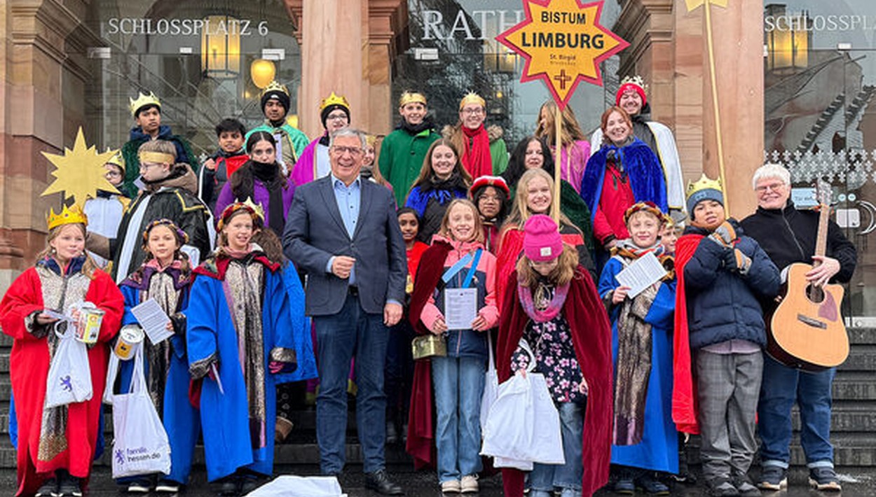 Sternsinger bringen Segen ins Wiesbadener Rathaus und machen auf Kinderarbeit aufmerksam