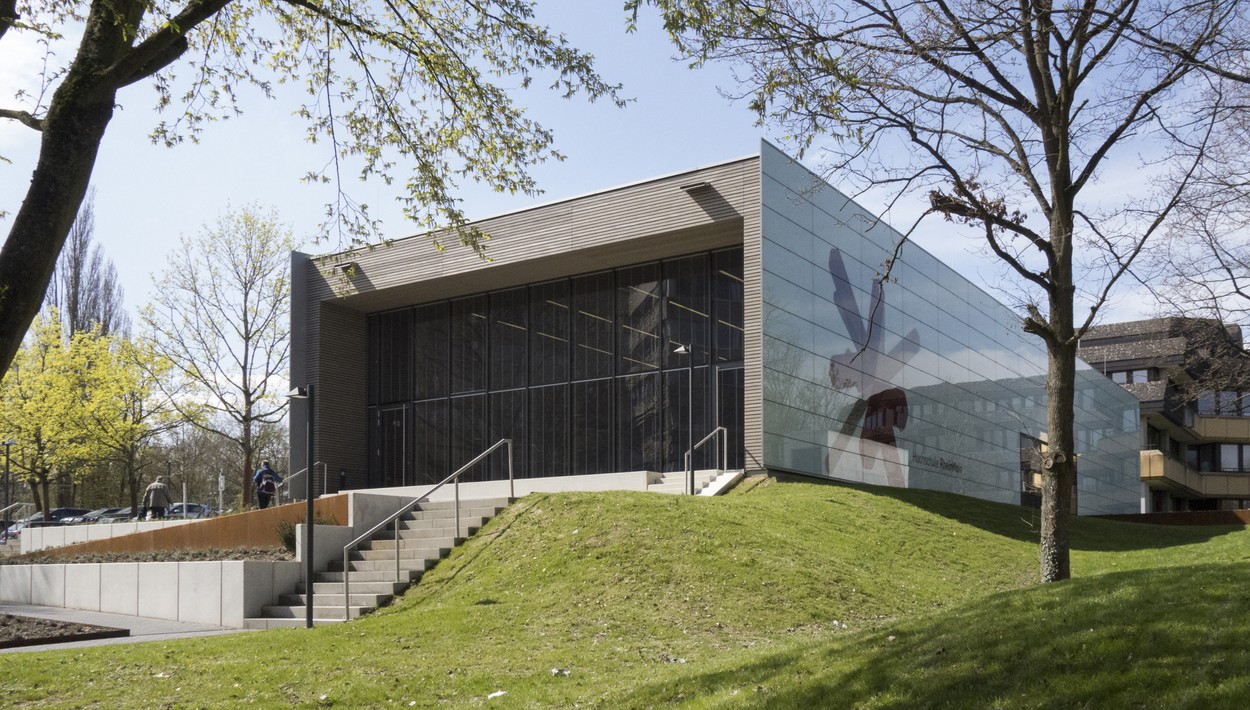 Studierende der Hochschule RheinMain zeigen Kunst zu geschlechtsspezifischer Gewalt im Rathaus Studierende der Hochschule RheinMain zeigen Kunst zu geschlechtsspezifischer Gewalt im Rathaus