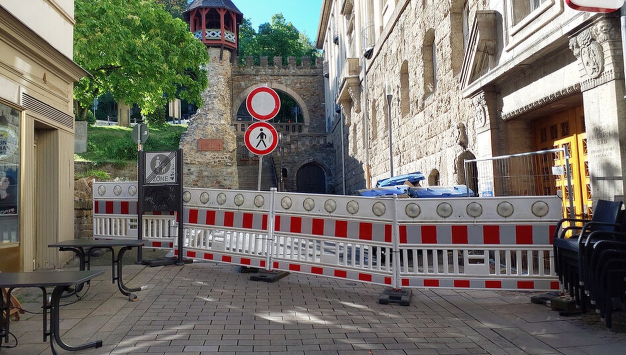 Teil einer Fensterbank löst sich: Straße Am Römertor und Zufahrt gesperrt