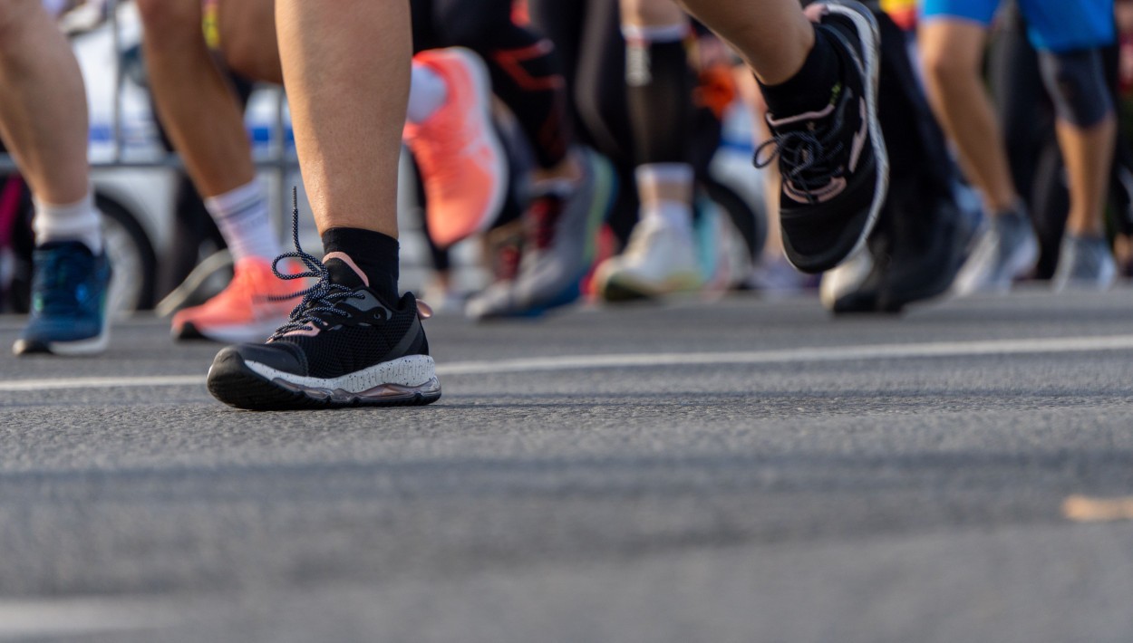 Wiesbaden macht Straßen dicht: Marathon führt zu umfangreichen Busumleitungen am Abend des 20. Juni