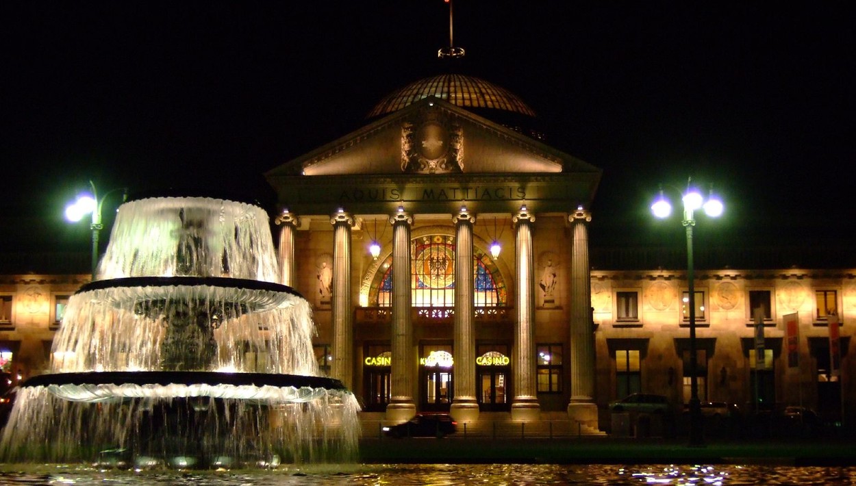 Wiesbaden plant Drohnenshow und verschärfte Kontrollen rund um Bowling Green zu Silvester