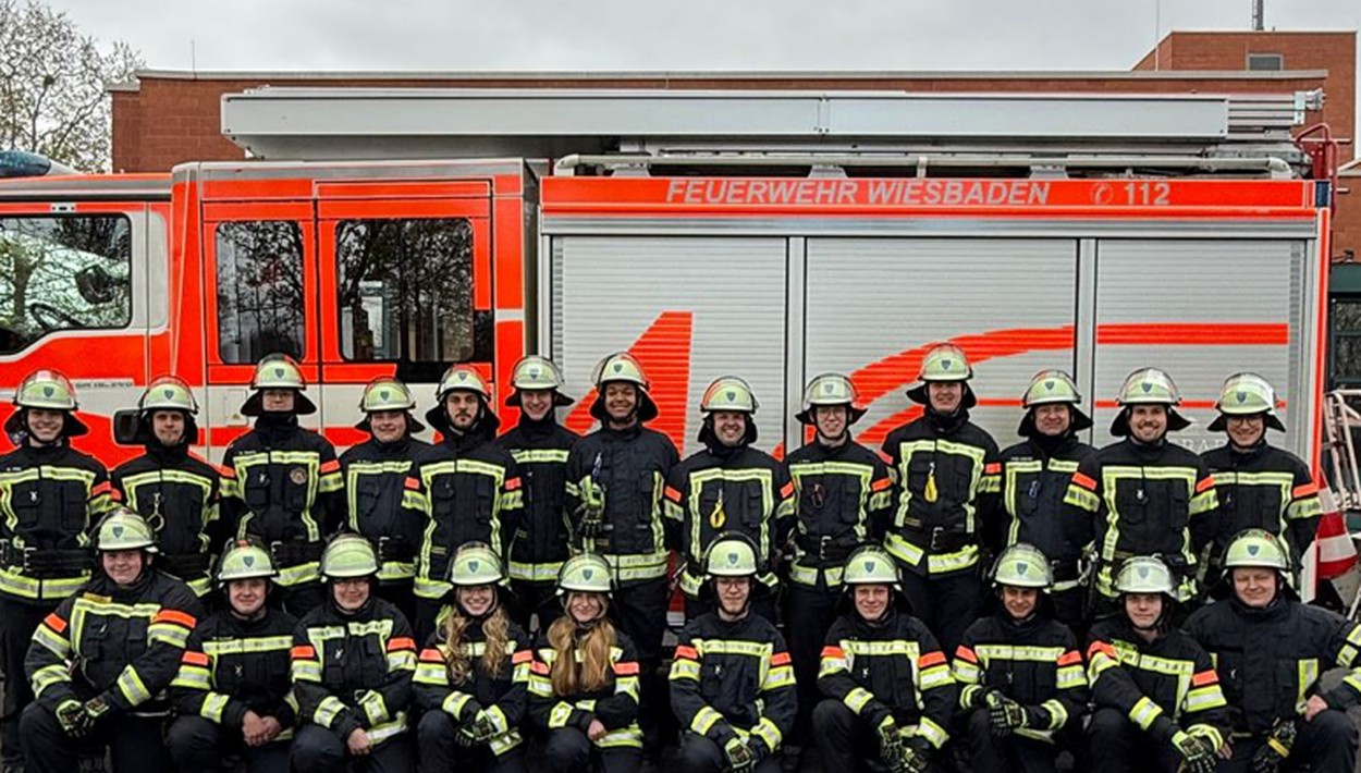 Wiesbaden startet Grundausbildungslehrgang der Freiwilligen Feuerwehr neu: 23 Teilnehmer bestehen Kurs Wiesbaden startet Grundausbildungslehrgang der Freiwilligen Feuerwehr neu: 23 Teilnehmer bestehen Kurs