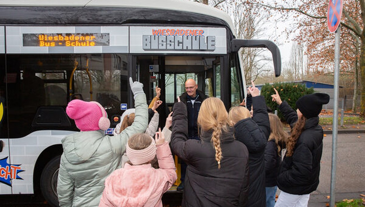 Wiesbaden und ESWE Verkehr schulen erneut rund 1.800 Kinder für sicheres Busfahren Wiesbaden und ESWE Verkehr schulen erneut rund 1.800 Kinder für sicheres Busfahren